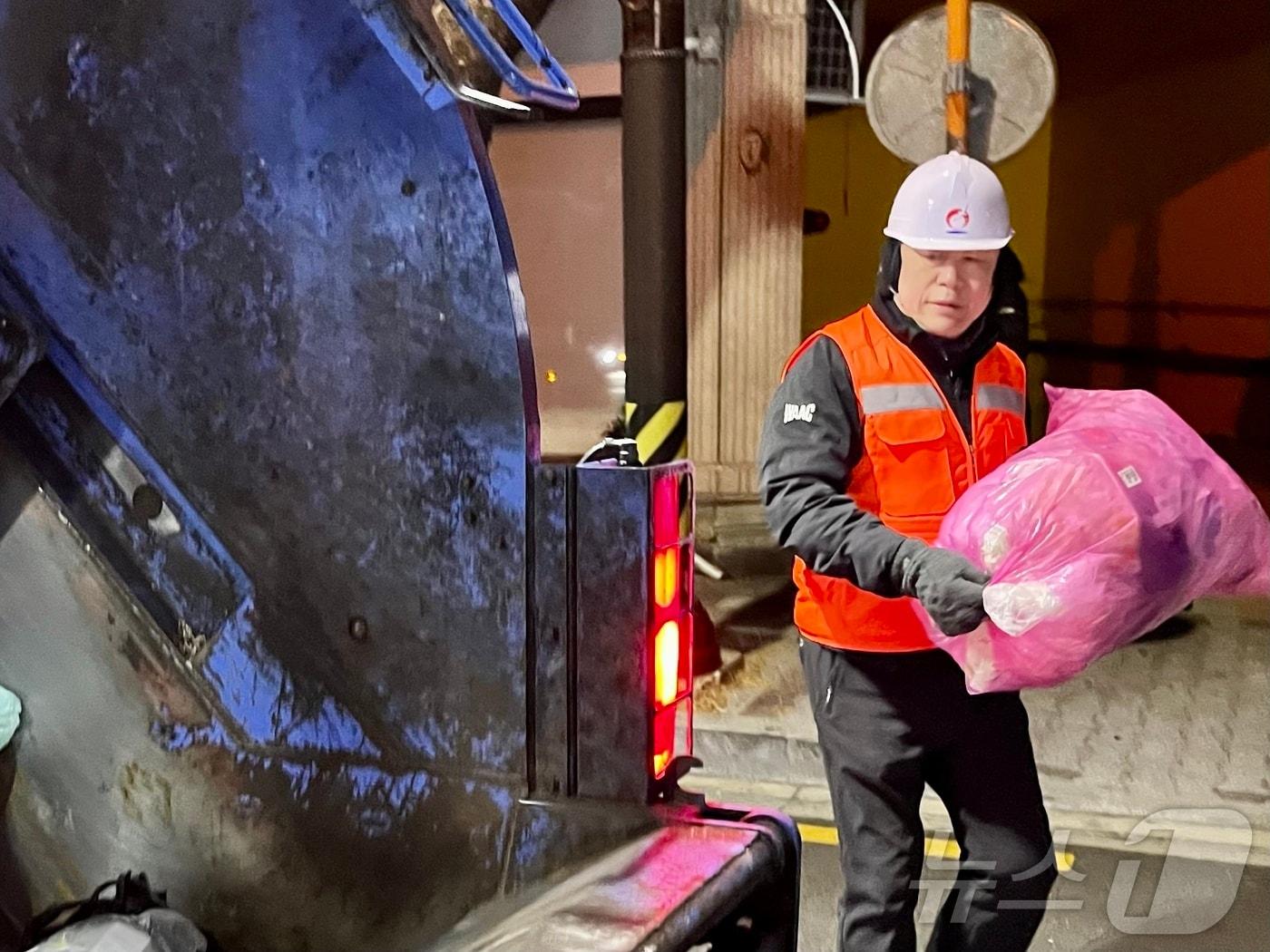 본문 이미지 - 김종훈 동구청장이 6일 오전 관내 일원에서 생활폐기물 수거 현장 체험을 하고 있다.(울산동구청제공)