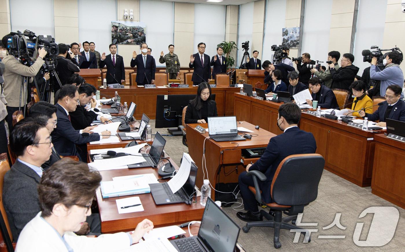 최상목 대통령 권한대행 부총리 겸 기획재정부 장관이 6일 오전 서울 여의도 국회에서 열린 윤석열 정부의 비상계엄 선포를 통한 내란 혐의 진상규명 국정조사특별위원회 제3차 청문회에서 증인선서를 하고 있다. 2025.2.6/뉴스1 ⓒ News1 이재명 기자