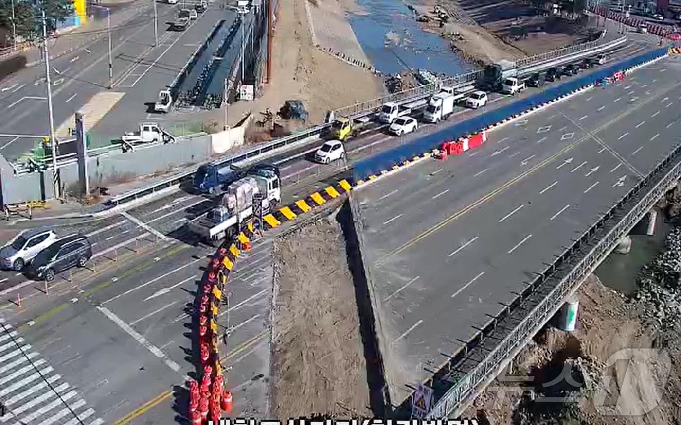포항시 남구 냉천교 공사 모습. &#40;포항시교통 CCTV 갈무리&#41; 2025.2.6/뉴스1 