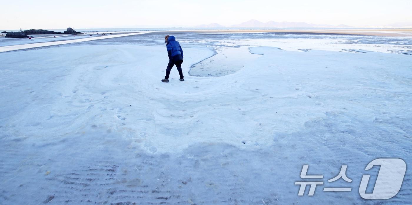 본문 이미지 - 매서운 한파가 이어진 6일 오전 부산 사하구 다대포해수욕장 백사장 일부에 바닷물이 꽁꽁 얼어 있다. 2025.2.6/뉴스1 ⓒ News1 윤일지 기자