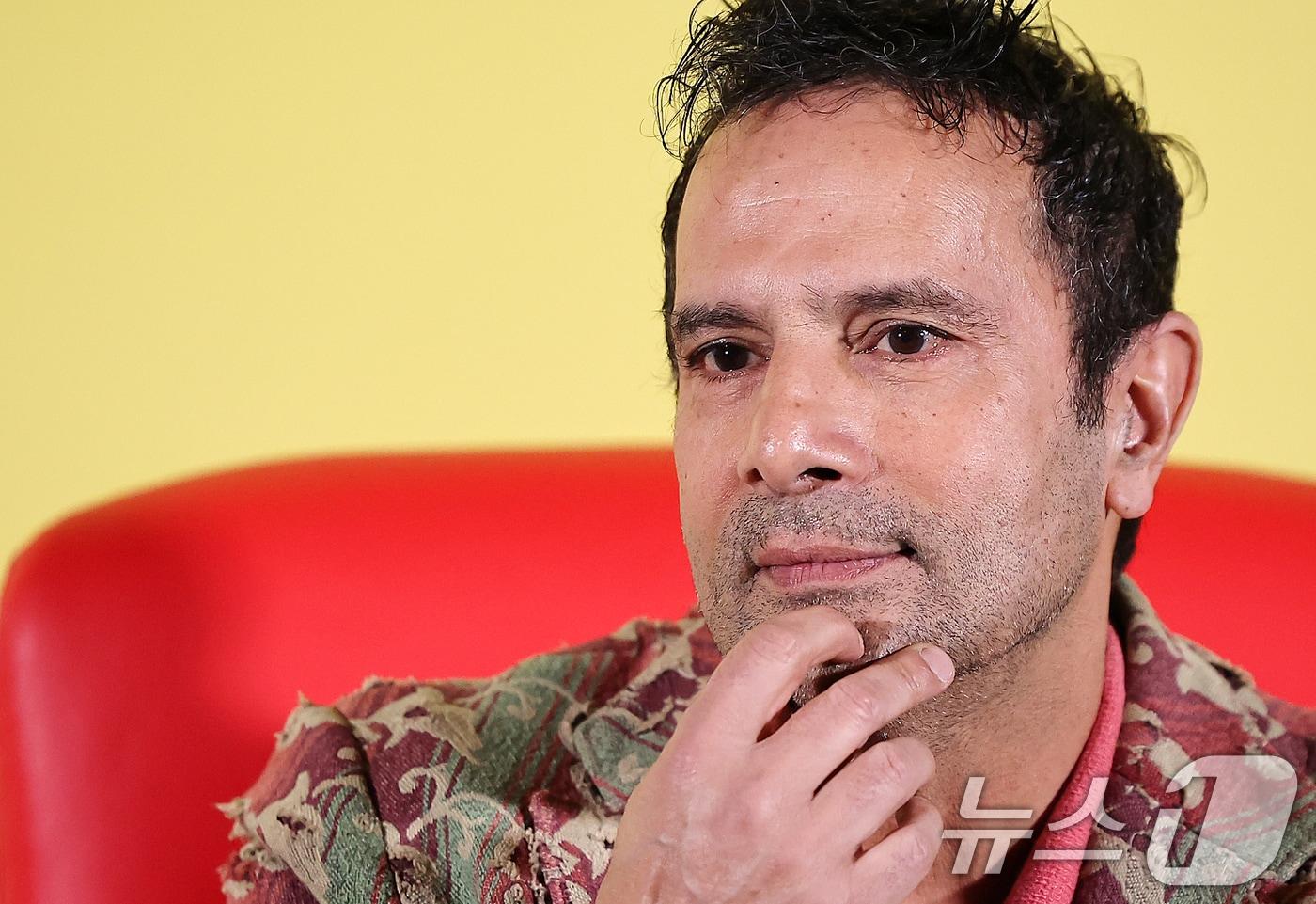 타셈 싱 감독이 6일 서울 용산구 CGV 용산아이파크몰에서 열린 영화 '더 폴: 디렉터스 컷' 기자간담회에서 취재진 질문을 듣고 있다. 18년 만에 4K 리마스터링 작업을 거쳐 재개봉한 '더 폴: 디렉터스 컷'은 스턴트맨 로이(리 페이스)가 호기심 많은 어린 소녀 알렉산드리아에게 들려주는 모험담을 그린 영화로 관객 9만 명을 돌파하며 흥행몰이 중이다. 2025.2.6/뉴스1 ⓒ News1 김진환 기자