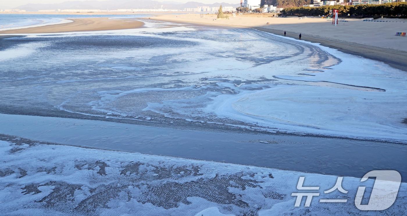 매서운 한파가 이어진 6일 오전 부산 사하구 다대포해수욕장 백사장 일부에 바닷물이 꽁꽁 얼어 있다. 2025.2.6/뉴스1 ⓒ News1 윤일지 기자