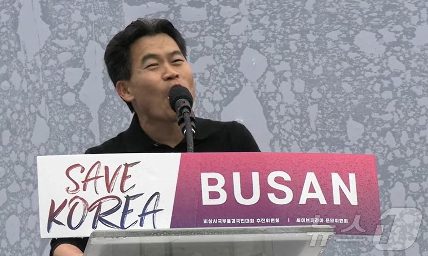  지난 1일 부산역 집회에서 '윤석열 대통령 탄핵 반대'를 외치고 있는 역사강사 전한길 씨. (유튜브 갈무리) ⓒ 뉴스1