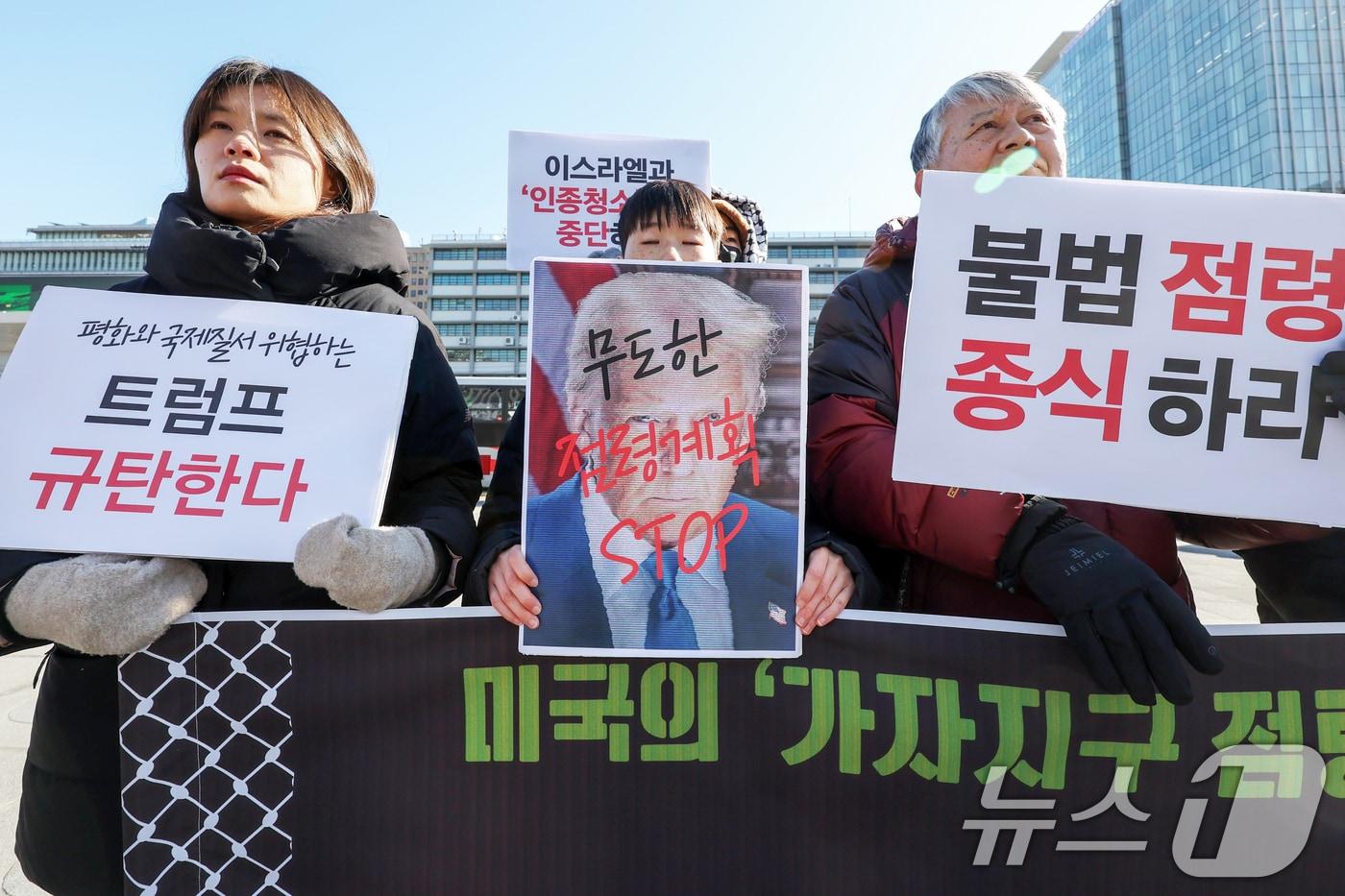 본문 이미지 - 팔레스타인과 연대하는 한국 시민사회 긴급행동 관계자들이 지난해 6일 오전 서울 종로구 주한미국대사관 앞에서 '트럼프의 가자지구 점령 계획 규탄 긴급 기자회견'을 하고 있다.  뉴스1 민경석 기자