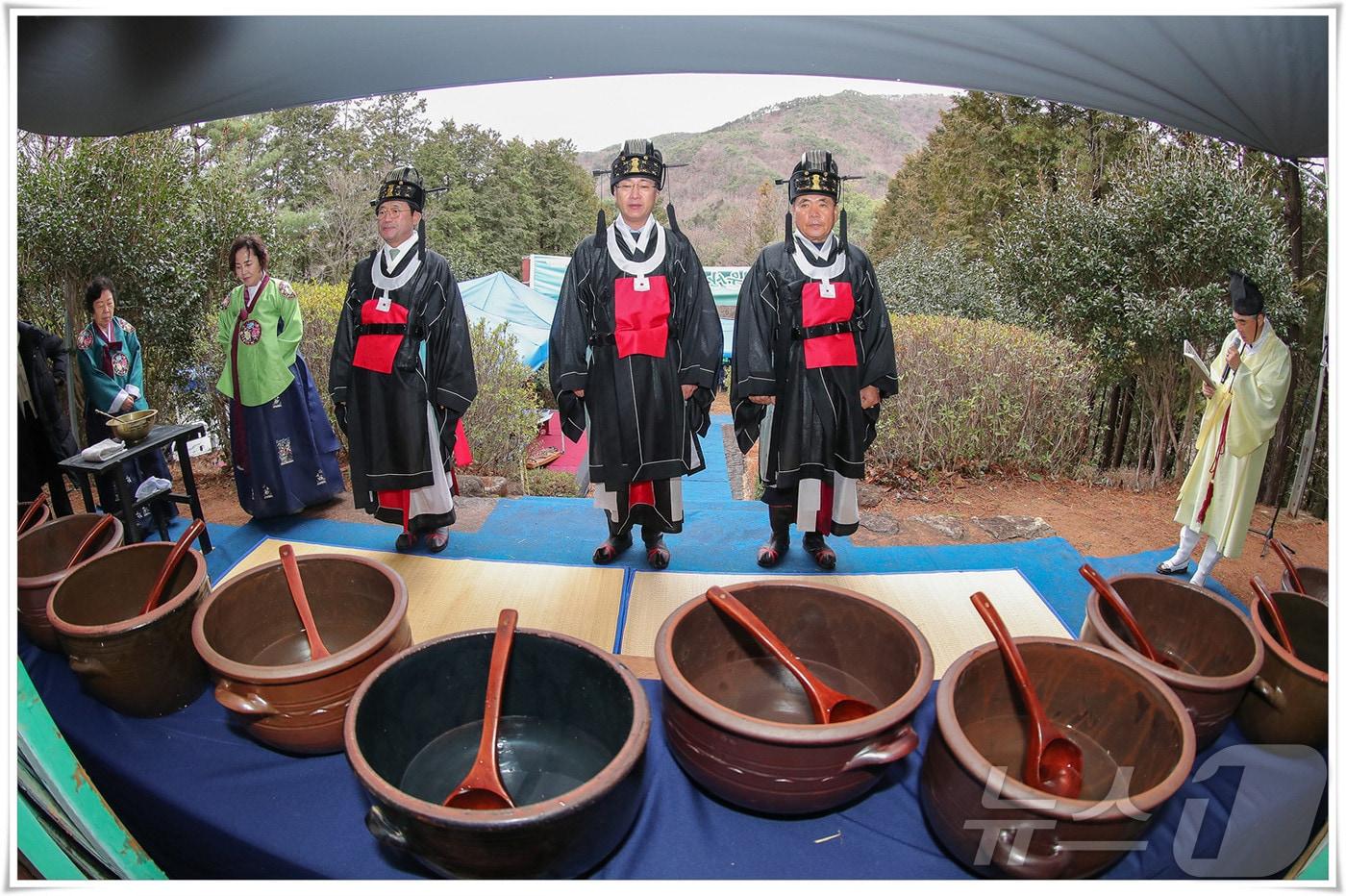 지난해 광양시 옥룡면 동곡리 약수제단에서 '백운산 고로쇠 약수제'가 열리고 있다(광양시 제공)