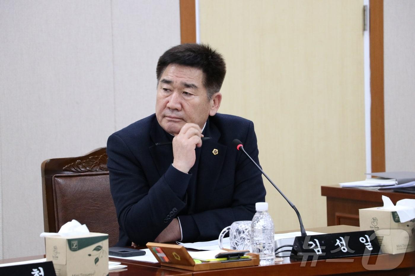 본문 이미지 - 김성일 도의원이 전남도 도민행복소통실 업무보고를 받고 있다.(전남도의회 제공)/뉴스1 