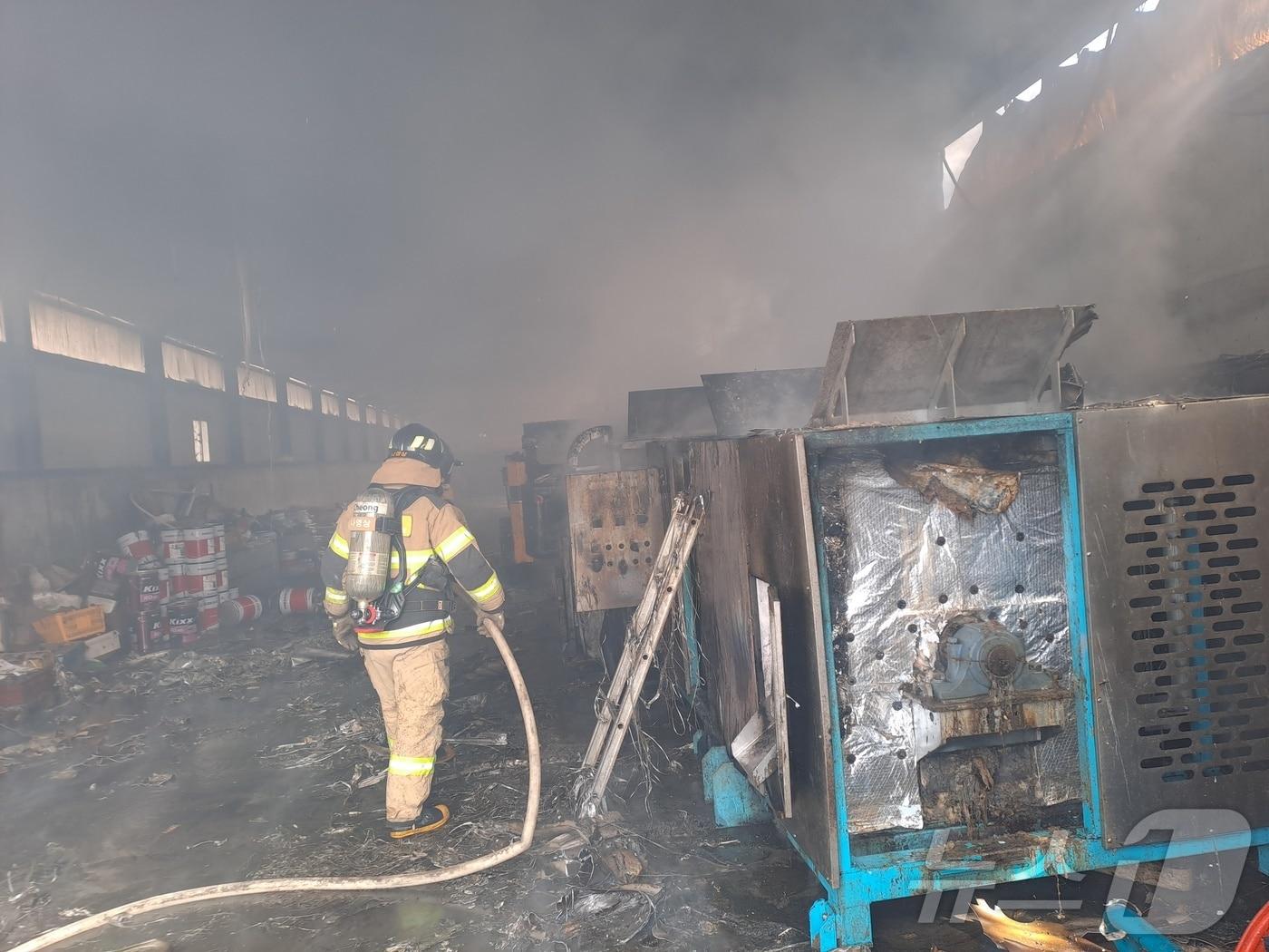 본문 이미지 -  6일 낮 12시 16분께 전북자치도 군산시 서수면 한 돈사 창고에서 불이 났다.(군산소방 제공) 2025.2.6/뉴스1