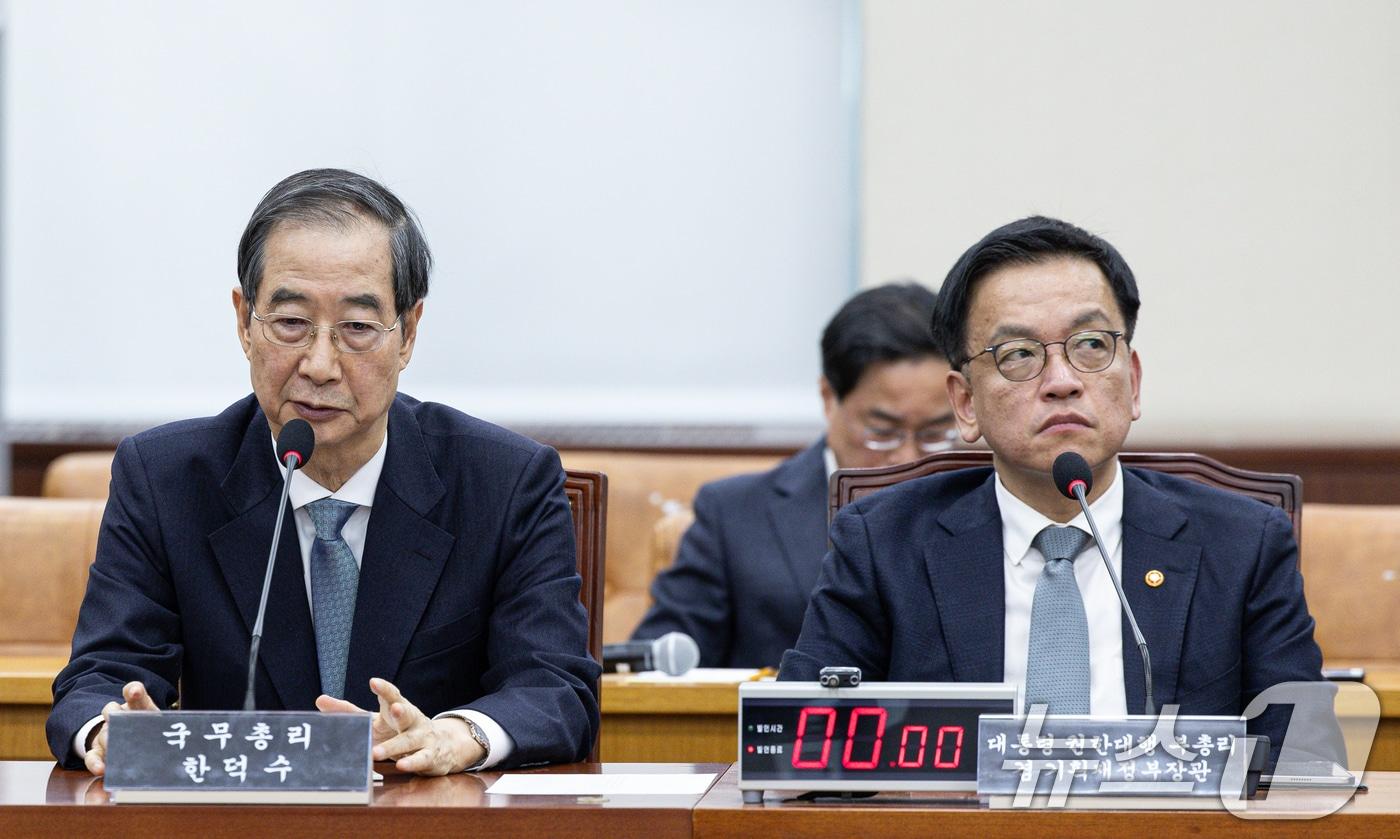 최상목 전 경제부총리 겸 기획재정부 장관&#40;오른쪽&#41;과 한덕수 전 국무총리 2025.2.6/뉴스1 ⓒ News1 이재명 기자