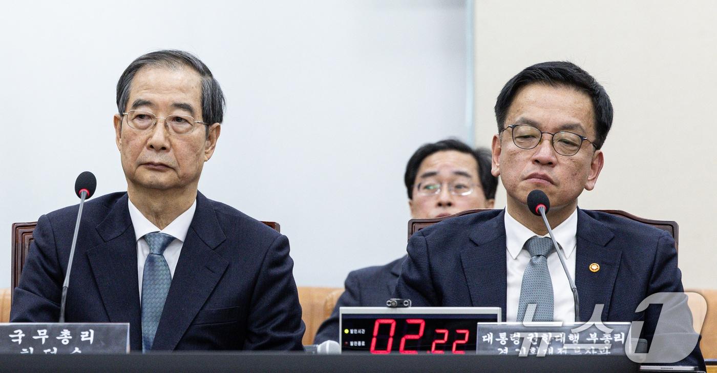 최상목 대통령 권한대행 부총리 겸 기획재정부 장관(오른쪽)과 한덕수 국무총리가 6일 오전 서울 여의도 국회에서 열린 윤석열 정부의 비상계엄 선포를 통한 내란 혐의 진상규명 국정조사특별위원회 제3차 청문회에 출석해 있다. 2025.2.6/뉴스1 ⓒ News1 이재명 기자