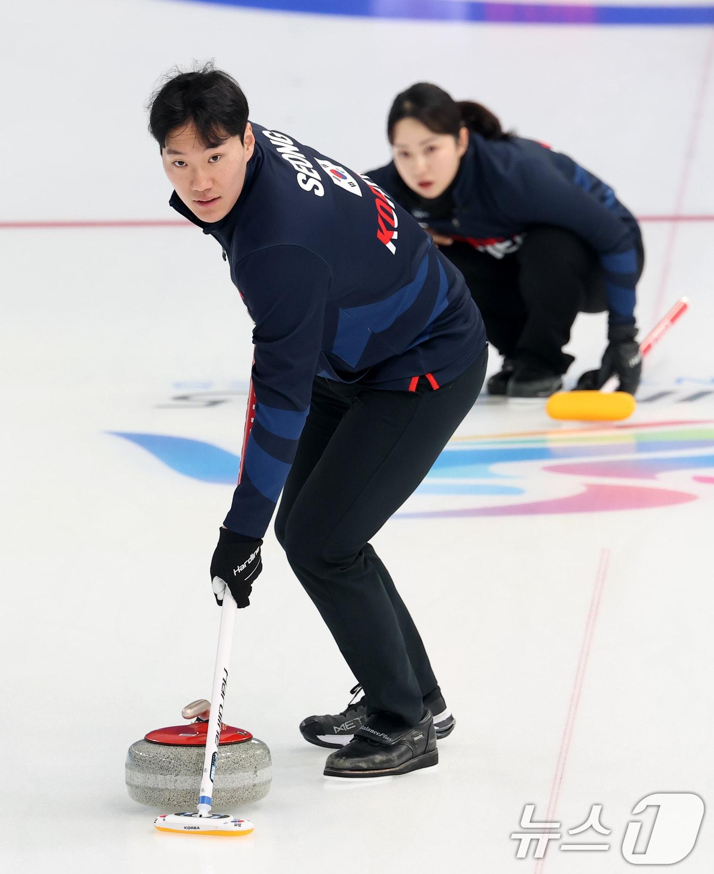 본문 이미지 - 6일(현지시간) 중국 헤이룽장성 하얼빈시 핑팡컬링아레나에서 열린 하얼빈 동계아시안게임 컬링 혼성 믹스더블 B조 대한민국과 중국의 경기에서 성지훈이 스위핑하고 있다. 2025.2.6/뉴스1 ⓒ News1 이승배 기자
