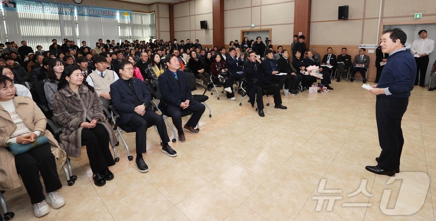 6일 오전 송기섭 충북 진천군수가 진천읍행정복지센터에서 군민 공감 토크 콘서트를 열고 있다.&#40;진천군 제공&#41;/뉴스1