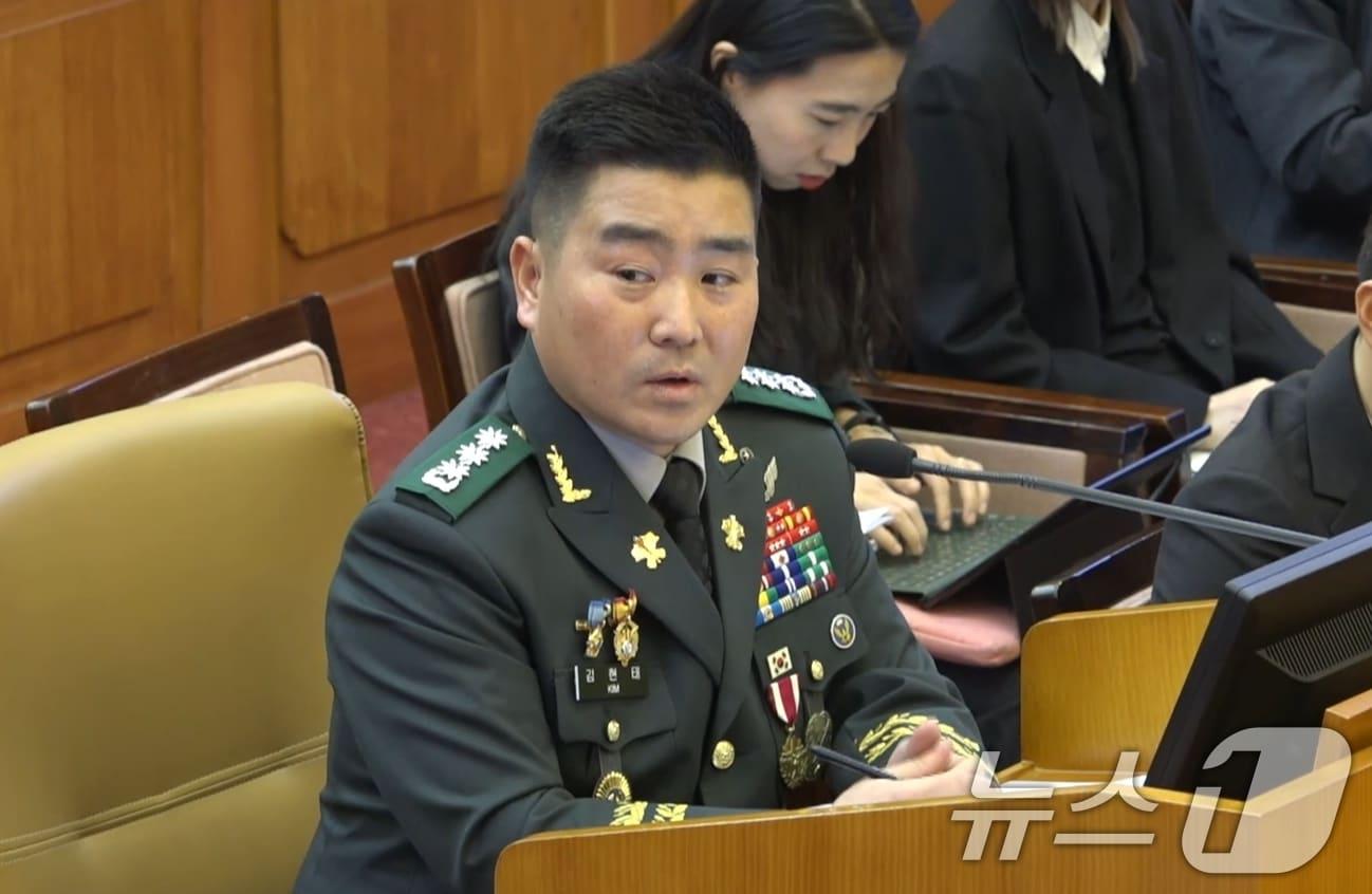 본문 이미지 - 12·3 비상계엄 사태 당시 국회에 투입됐던 707특수임무단을 이끄는 김현태 단장이 6일 서울 종로구 헌법재판소에서 열린 탄핵 심판 6차 변론기일에서 질문에 답하고 있다. (헌법재판소 제공 영상 캡처) 2025.2.6/뉴스1