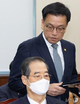 본문 이미지 - 한덕수 전 국무총리와 최상목 전 경제부총리 겸 기획재정부 장관.2025.2.6/뉴스1 ⓒ News1 이재명 기자