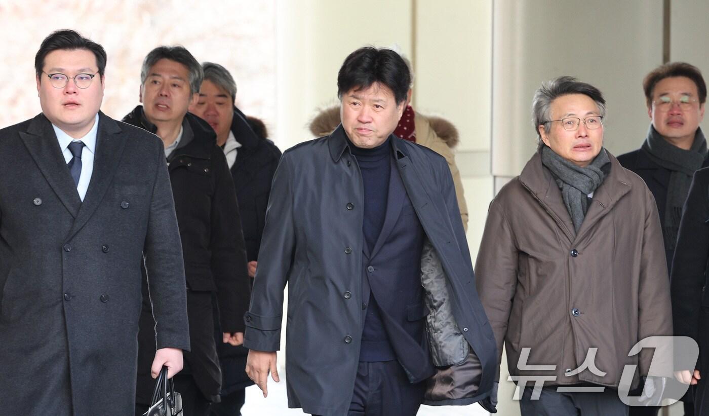 본문 이미지 - 이재명 더불어민주당 대표의 경선 자금 불법 수수 의혹으로 재판에 넘겨진 김용 전 민주연구원 부원장이 6일 오후 서울 서초구 서울고등법원에서 열린 항소심 선고 공판에 출석하고 있다. 2025.2.6/뉴스1 ⓒ News1 신웅수 기자