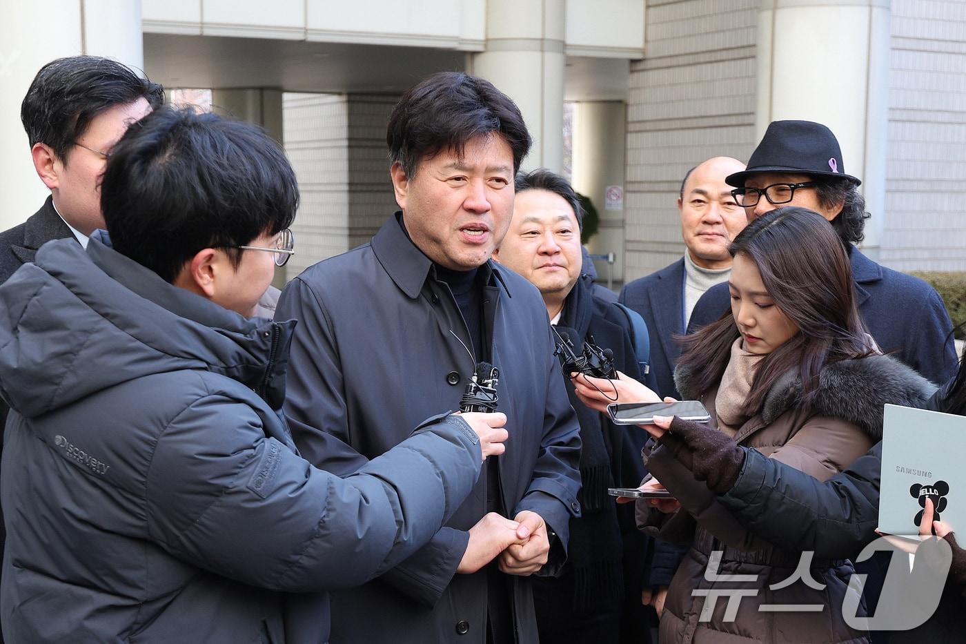 이재명 더불어민주당 대표의 경선 자금 불법 수수 의혹으로 재판에 넘겨진 김용 전 민주연구원 부원장이 6일 오후 서울 서초구 서울고등법원에서 열린 항소심 선고 공판에 출석하고 있다. 김 전 부원장은 이 대표가 민주당 대선 예비경선에 참여한 2021년 4~8월 유동규 전 성남도시개발공사 기획본부장, 정민용 변호사 등과 공모해 남욱 변호사로부터 불법 선거자금을 8억 4700만 원을 수수한 혐의를 받고 있다. 1심은 2023년 11월 김 전 부원장에게 징역 5년 및 벌금 7000만 원, 6억 7000만 원 추징을 선고하고 증거인멸을 우려해 법정구속한 바 있다. 2025.2.6/뉴스1 ⓒ News1 신웅수 기자