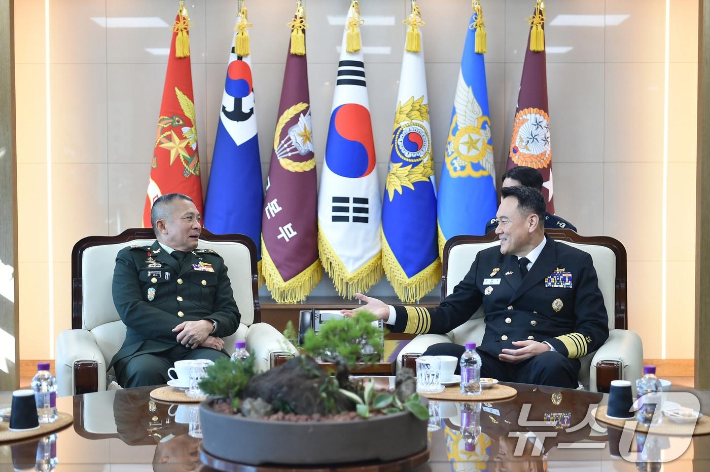 김명수 합동참모본부 의장&#40;오른쪽&#41;과 쏭윗 눈팍디 태국 총사령관이 6일 서울 용산구 국방부에서 양국 군사협력 증진방안에 대해 논의하고 있다. &#40;합동참모본부 제공&#41; 2025.2.6/뉴스1