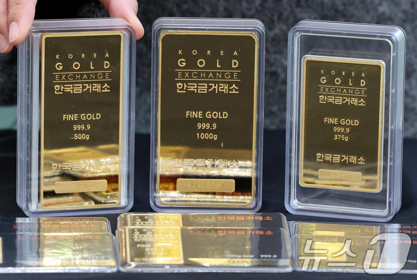 6일 오후 서울 한국금거래소 종로본점에서 골드바를 선보이고 있다. 금값이 연일 최고치를 기록하며 이날 투자자가 몰리자 한국금거래소 홈페이지가 마비됐다.  2025.2.6/뉴스1 ⓒ News1 박세연 기자