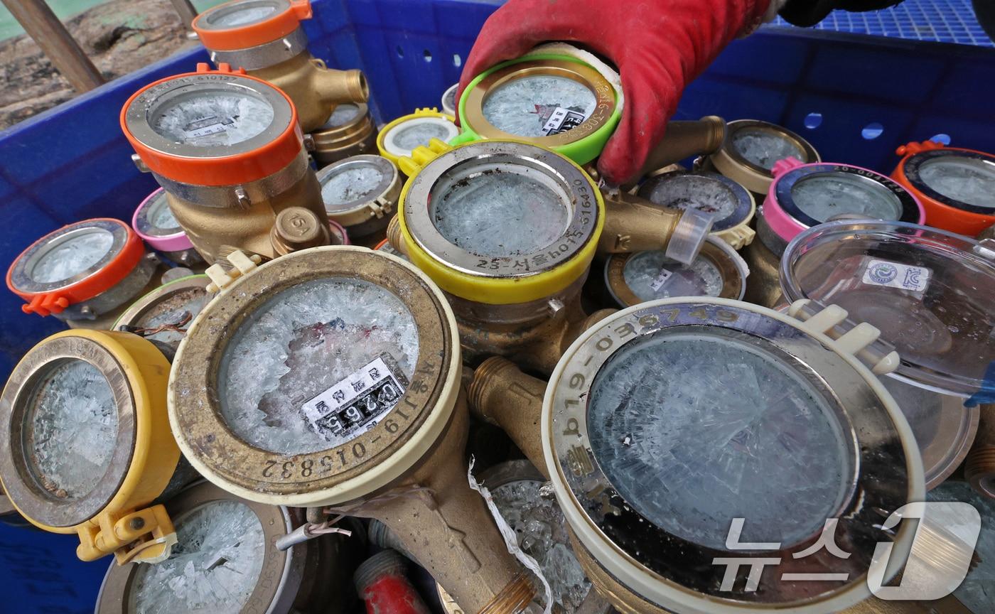 강추위가 이어진 6일 오후 서울 서대문구 서부수도사업소에서 직원이 동파된 계량기를 정리하고 있다. 서울시는 이어지는 한파에 대응해 오는 8일까지 &#39;동파 경계&#39; 단계를 연장한다. 영하 10도 이하의 기온에서는 야간이나 외출 시 물을 가늘게 틀어 계량기 동파사고를 예방할 수 있다. 2025.2.6/뉴스1 ⓒ News1 장수영 기자