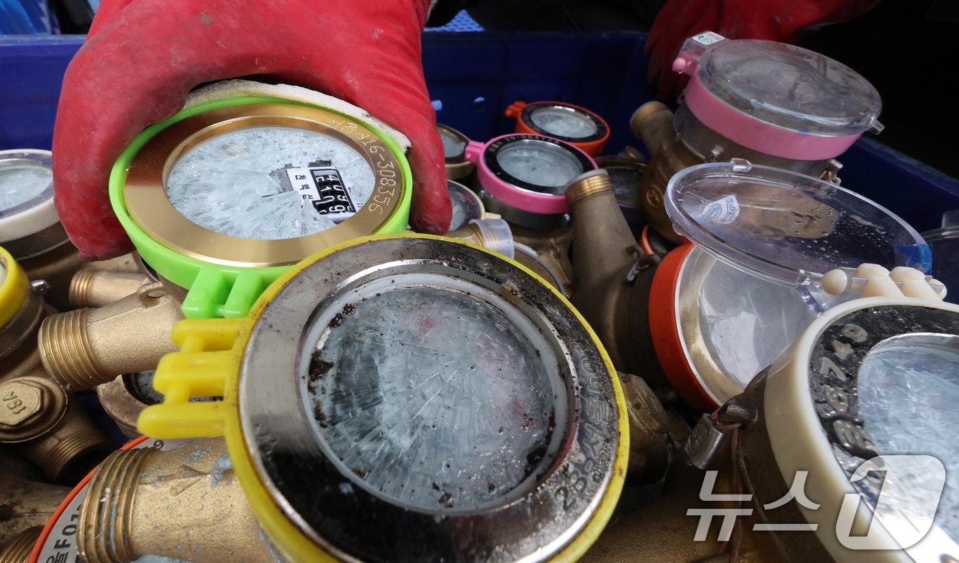 서울 서대문구 서부수도사업소에서 직원이 동파된 계량기를 정리하고 있다. 서울시는 이어지는 한파에 대응해 오는 8일까지 &#39;동파 경계&#39; 단계를 연장한다. 영하 10도 이하의 기온에서는 야간이나 외출 시 물을 가늘게 틀어 계량기 동파사고를 예방할 수 있다. 2025.2.6/뉴스1 ⓒ News1 장수영 기자