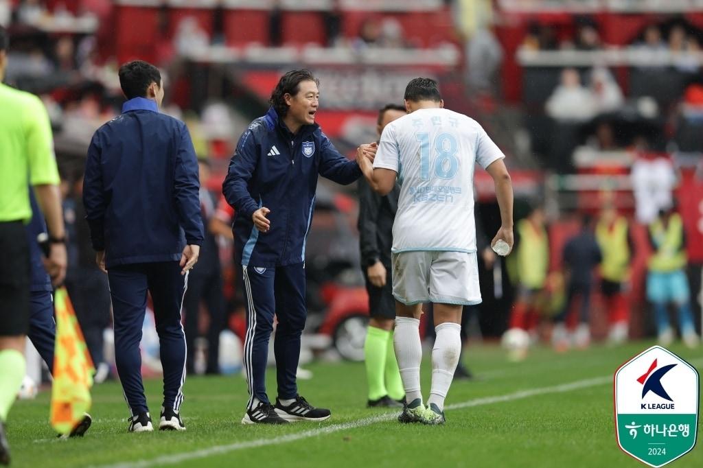 본문 이미지 - 지난해 울산 HD의 김판곤 감독과 주민규. (한국프로축구연맹 제공)