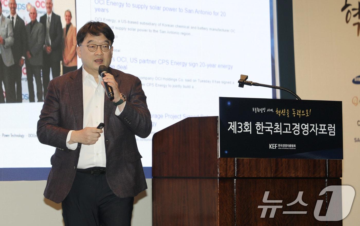 이우현 OCI홀딩스 회장이 6일 서울 조선호텔 그랜드볼룸에서 '초불확실성 시대, 혁신을 동력으로'를 대주제로 열린 '제3회 한국최고경영자포럼'에서 CEO 특강을 진행하고 있다. (경총 제공) 2025.2.6/뉴스1