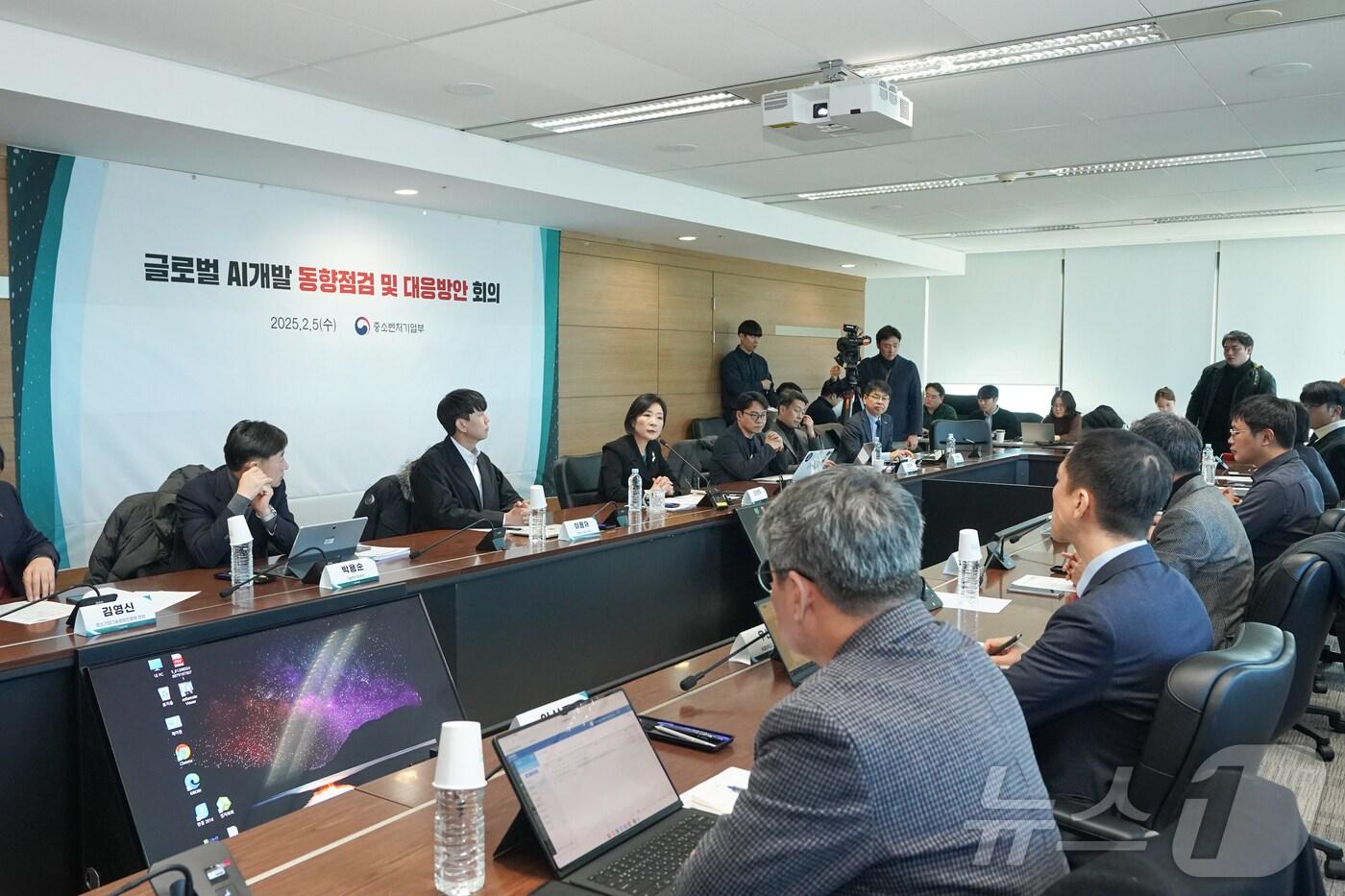 5일 서울 영등포구 서울보증기금 서울지점에서 '글로벌 AI개발 동향점검 및 대응방안 회의'가 진행되고 있다.(중소벤처기업부 제공)