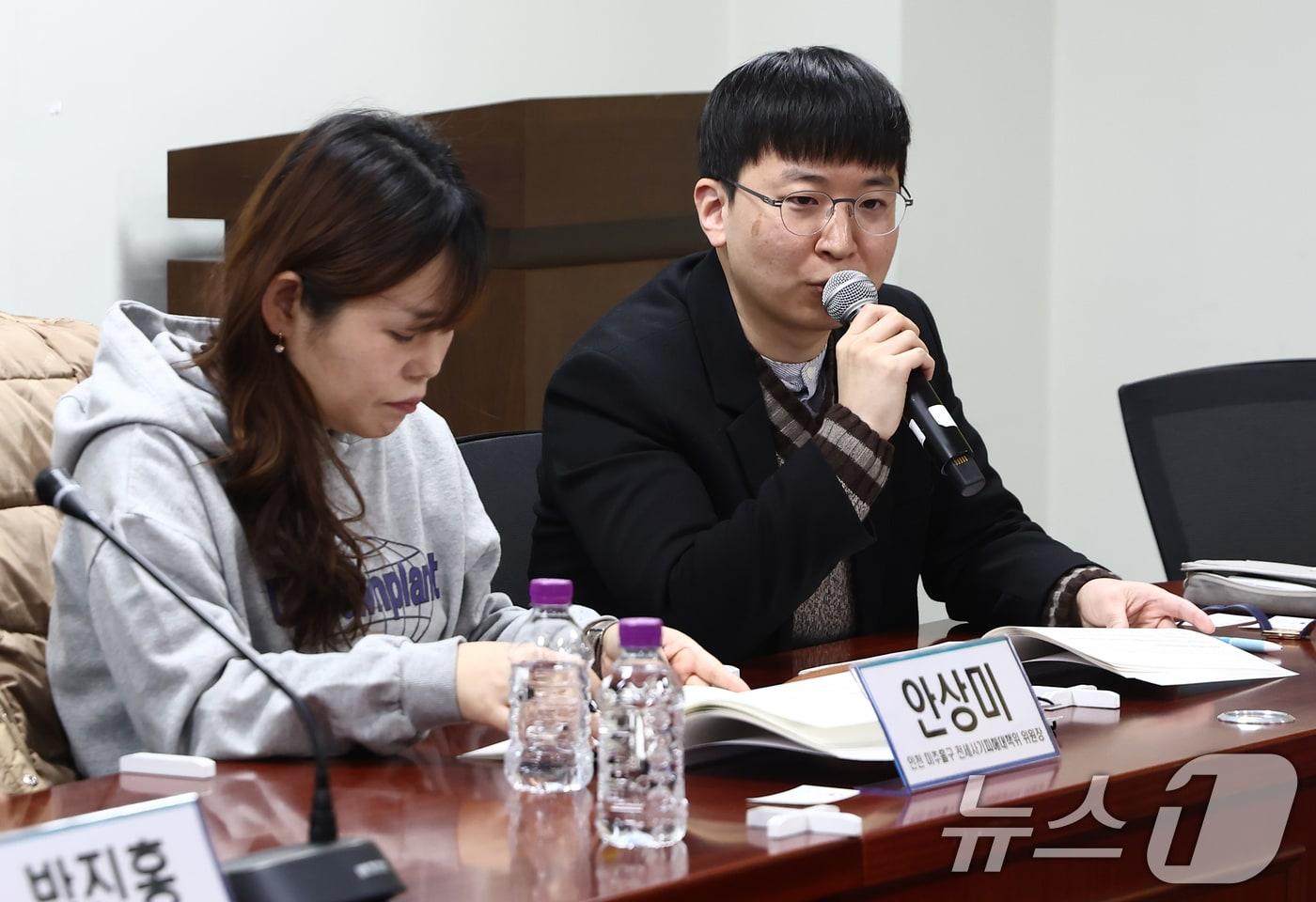 본문 이미지 - 이철빈 전세사기피해자 전국대책위 공동위원장(오른쪽)이 지난해 2월 서울 여의도 국회 의원회관에서 열린 '끝나지 않은 전세사기, 해법은 없나? 토론회'에서 발언하고 있다. 2025.2.6 ⓒ 뉴스1 김민지 기자