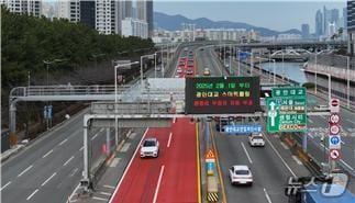 본문 이미지 - 스마트톨링시스템 시행 첫날인 1일 광안대교 톨게이트 전경(부산시설공단 제공)