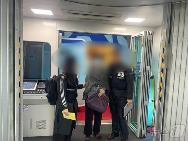 본문 이미지 - '제주 랜딩카지노 145억 원 도난 사건'의 주범인 전 카지노 재무담당 임원인 중국계 말레이시아 국적 A(59)씨가 해외로 도피한 지 3년 11개월 만에 경찰에 검거됐다. A 씨가 지난해 11월 국내로 송환되는 모습.(제주경찰청 제공)/뉴스1