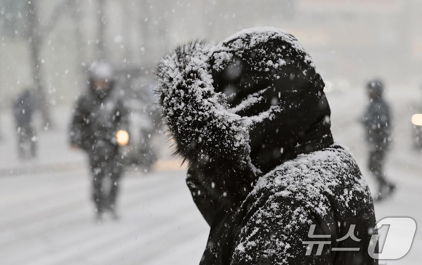 본문 이미지 - 서울 전역에 대설주의보가 내려진 6일 오후 서울 중구 거리를 지나는 시민이 발걸음을 재촉하고 있다. 2025.2.6/뉴스1 ⓒ News1 박정호 기자
