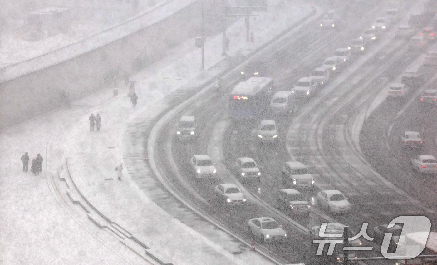 서울에 대설주의보가 내려진 6일 오후 서울 종로구 광화문 광장 일대에서 차량들이 서행하고 있다. 2025.2.6/뉴스1 ⓒ News1 임세영 기자