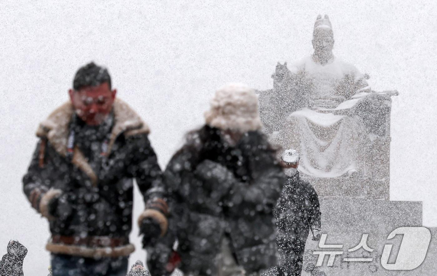 서울에 대설주의보가 내려진 6일 오후 서울 종로구 광화문 광장 일대에서 시민들이 눈을 맞으며 길을 걷고 있다. 2025.2.6/뉴스1 ⓒ News1 김성진 기자