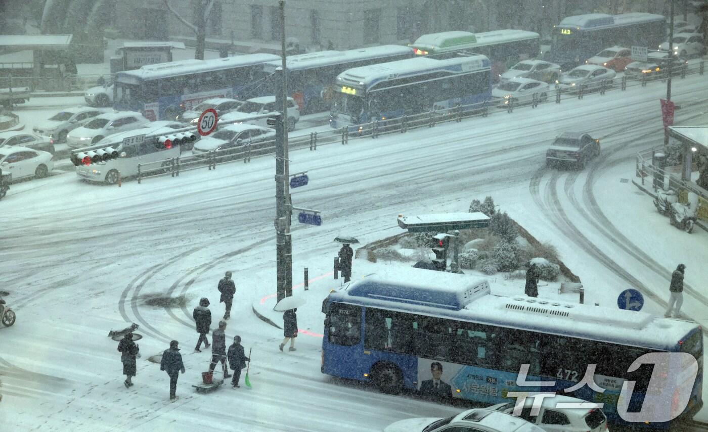 6일 오후 서울지역에 눈이 내린 가운데 서울 중구 을지로에서 차량들이 서행으로 운행하고 있다. 2025.2.6/뉴스1 ⓒ News1 김명섭 기자