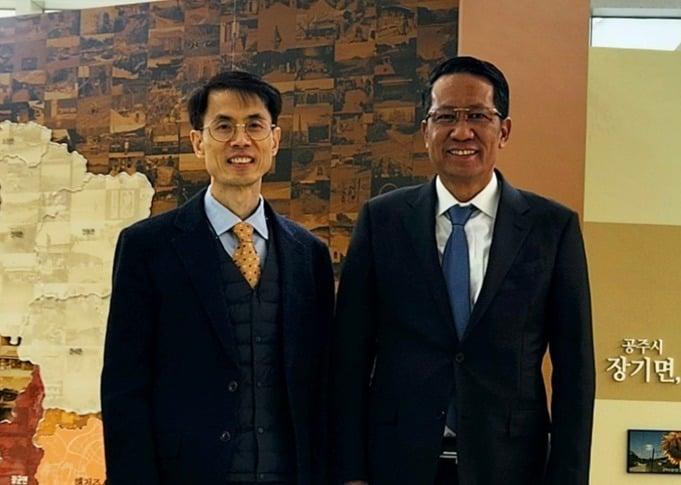 본문 이미지 - 박상옥 행복청 기획조정관(왼쪽)과  수쁘라뜨만 인도네시아 법무장관. (행복청 제공) / 뉴스1