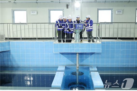 본문 이미지 -  윤석대 한국수자원공사 사장(왼쪽 세 번째)이 천안정수장의 활성탄흡착지를 찾아 고도정수처리 현황을 살피고 있다.(한국수자원공사 제공)/뉴스1