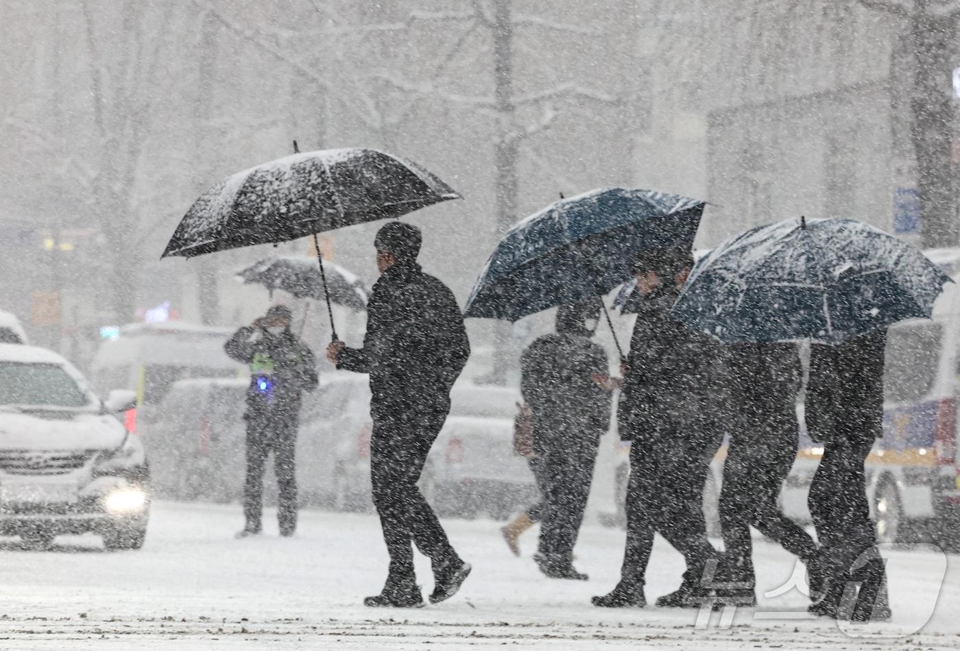 서울에 대설주의보가 내려진 6일 오후 서울 종로구 종각역 인근에서 시민들이 발걸음을 재촉하고 있다. 2025.2.6/뉴스1 ⓒ News1 김도우 기자