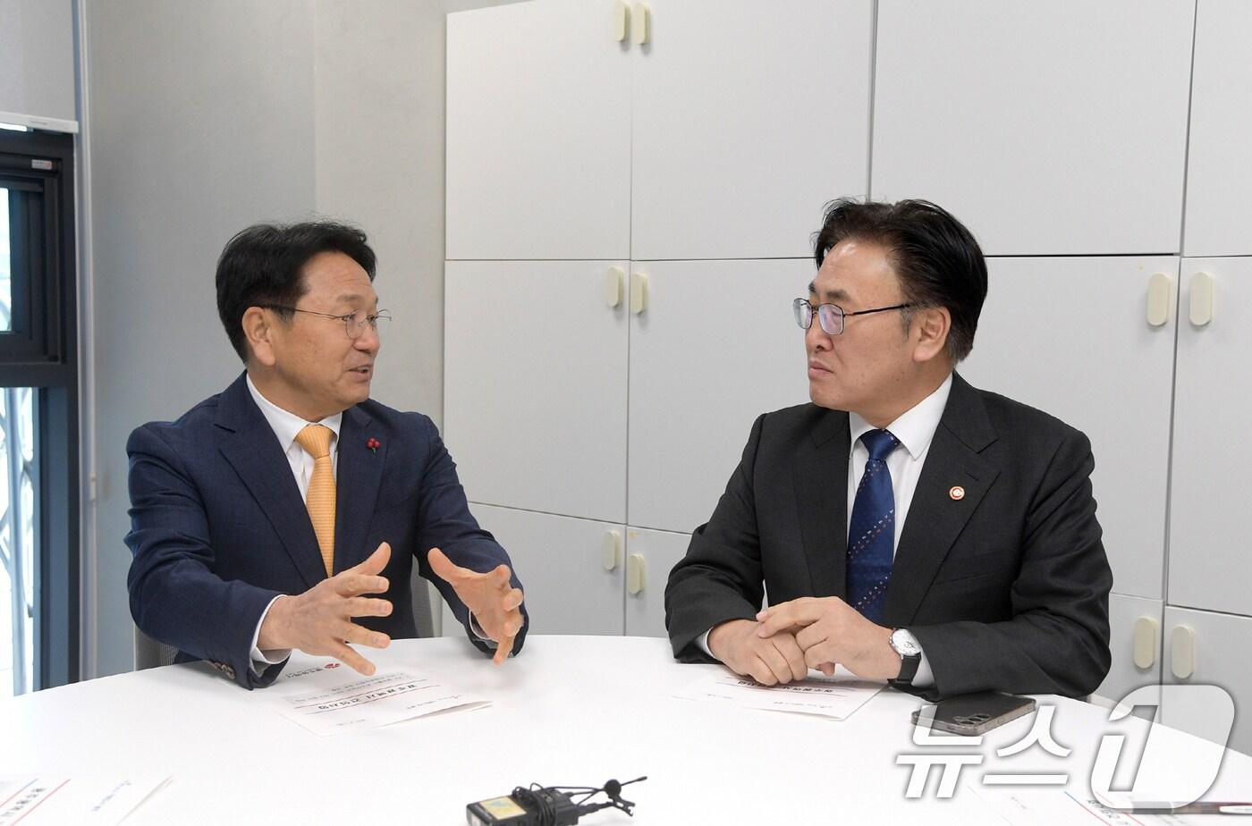 본문 이미지 - 강기정 광주시장이 6일 광주 인공지능(AI)집적단지 내 국가AI데이터센터에서 유상임 과학기술정보통신부 장관과 만나 환담을 나누고 있다.(광주시 제공)2025.2.6/뉴스1 