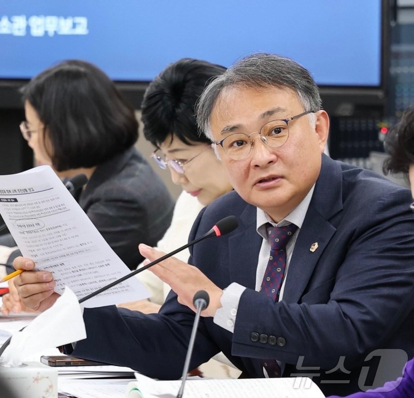 본문 이미지 - 조옥현 전남도의원이 일자리투자유치국 소관 업무보고에서 발언하고 있다.(전남도의회 제공)/뉴스1