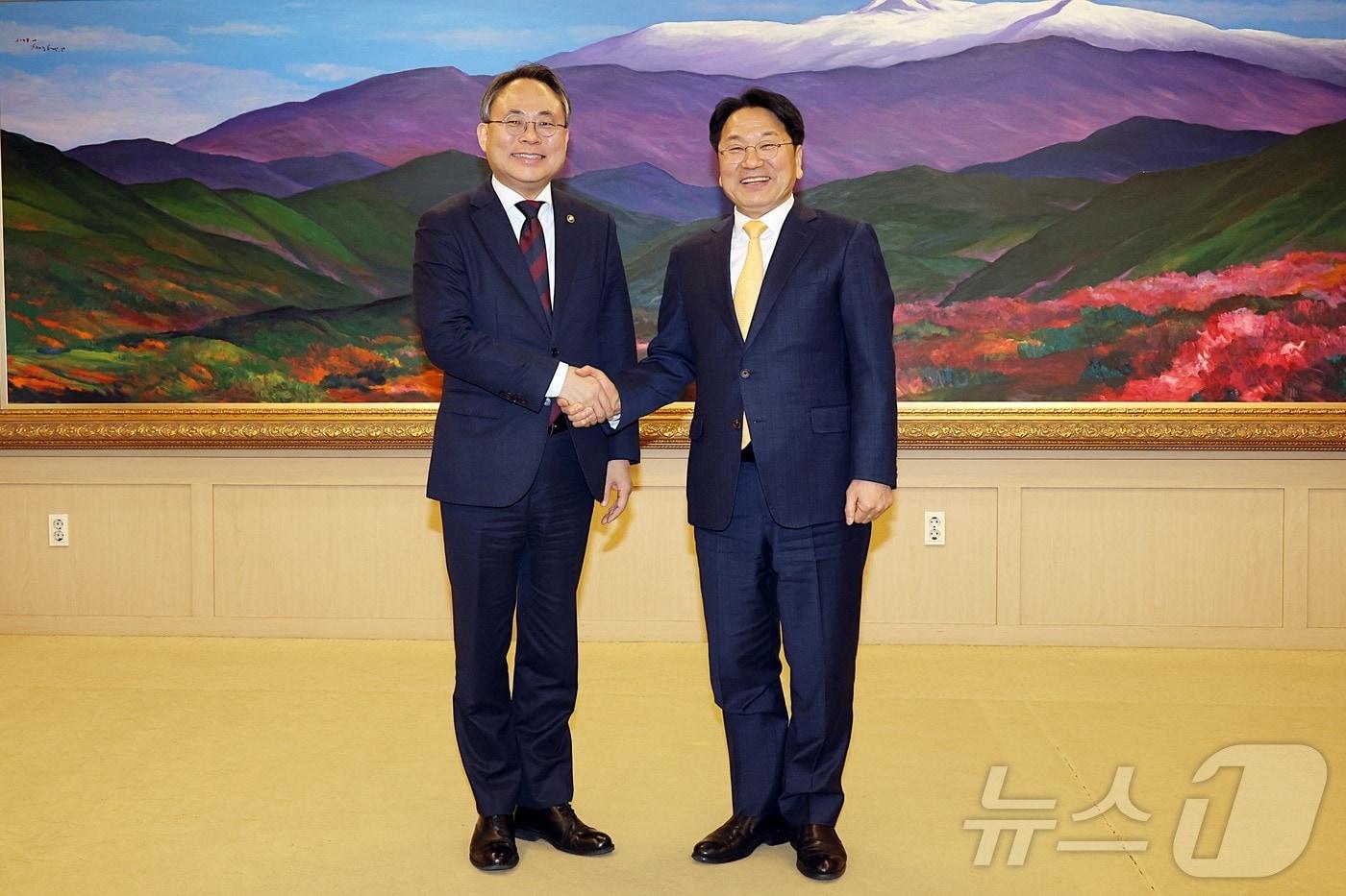 본문 이미지 - 고기동(왼쪽) 행정안전부 장관 직무대행이 6일 오후 강기정 시도지사협의회 감사(광주광역시장)를 만나 민생안정을 위한 중앙-지방 간 협력방안 등을 논의한 뒤 악수하고 있다. (행정안전부 제공) 2025.2.6/뉴스1