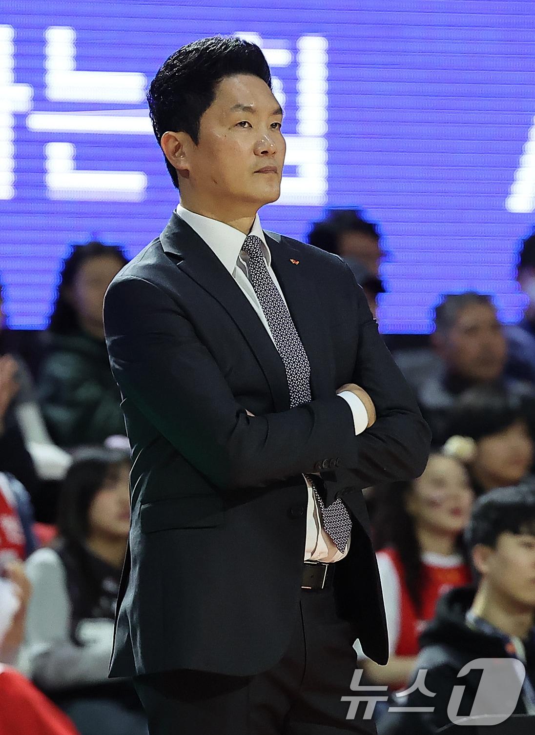 본문 이미지 - 6일 오후 서울 송파구 잠실학생체육관에서 열린 2024-2025 KCC 프로농구 서울 SK와 수원 KT의 경기, 4쿼터 서울 SK 전희철 감독이 굳은 표정으로 경기를 지켜보고 있다. 2025.2.6/뉴스1 ⓒ News1 김진환 기자