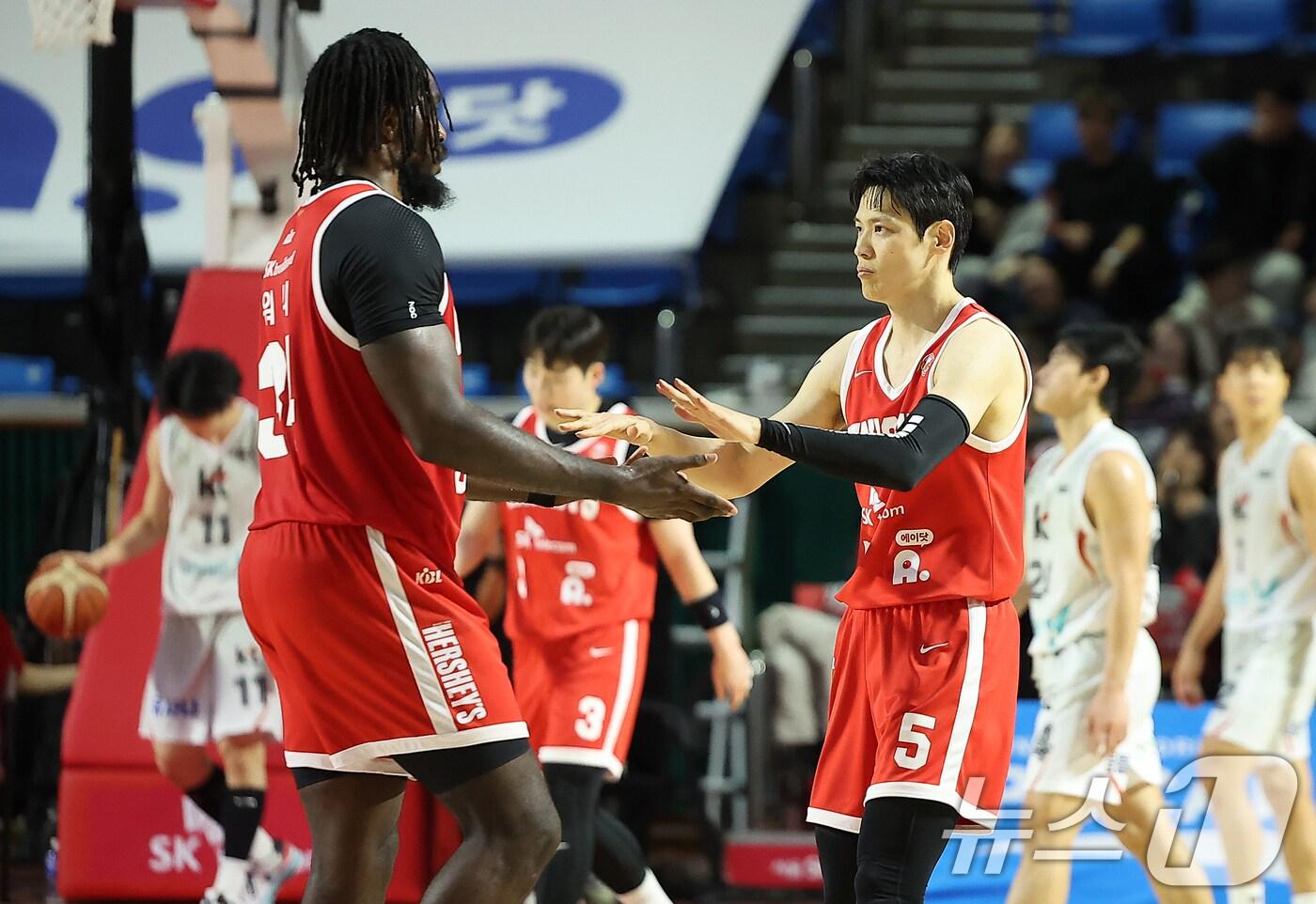 본문 이미지 - 6일 오후 서울 송파구 잠실학생체육관에서 열린 2024-2025 KCC 프로농구 서울 SK와 수원 KT의 경기, 4쿼터 서울 SK 김선형이 3점슛을 성공시킨 뒤 워니와 기쁨을 나누고 있다. 2025.2.6/뉴스1 ⓒ News1 김진환 기자