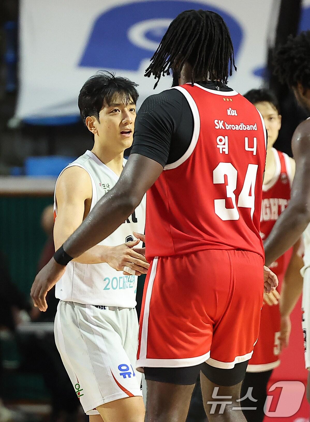 본문 이미지 - 6일 오후 서울 송파구 잠실학생체육관에서 열린 2024-2025 KCC 프로농구 서울 SK와 수원 KT의 경기에서 80대75로 승리한 서울 SK 워니가 수원 KT 허훈과 인사를 나누고 있다. 2025.2.6/뉴스1 ⓒ News1 김진환 기자