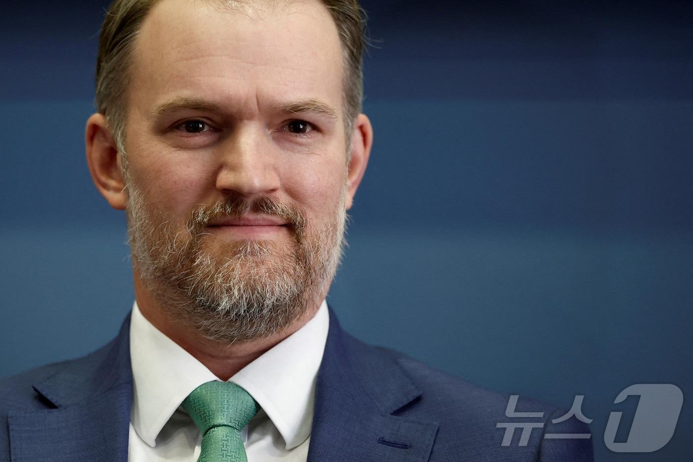 제이미슨 그리어 미 무역대표부(USTR) 대표 지명자가 지난해 12월 17일 존 코닌 공화당 연방 상원의원과 만나 대화하고 있다. 2024.12.17 ⓒ 로이터=뉴스1 ⓒ News1 강민경 기자