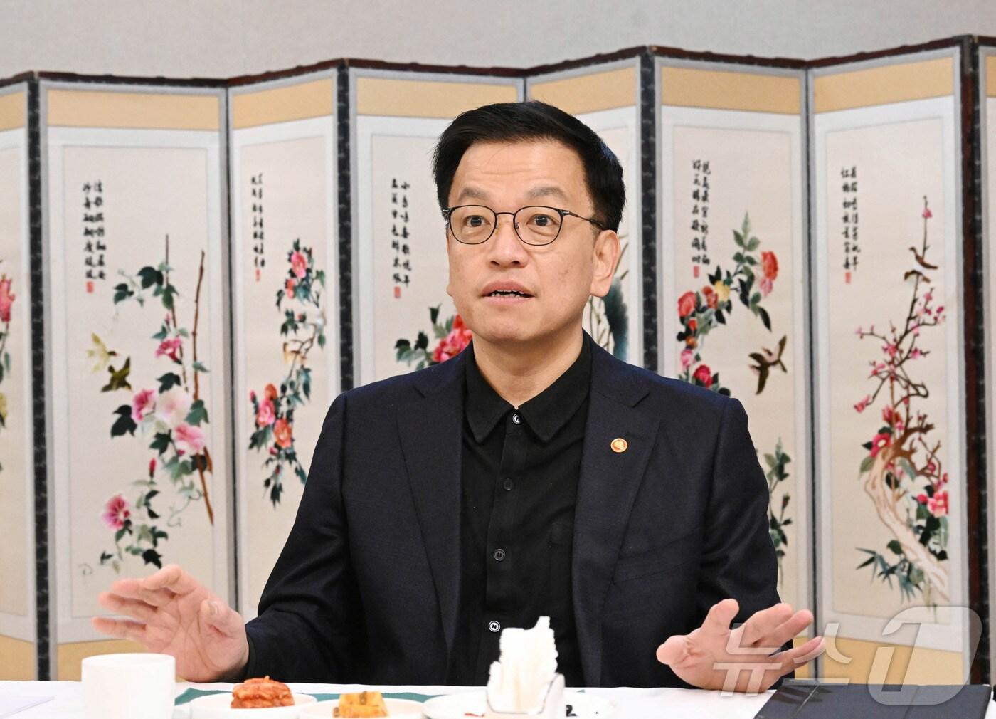 본문 이미지 - 최상목 대통령 권한대행 부총리 겸 기획재정부 장관이 7일 서울 종로구 정부서울청사에서 열린 &#39;거시경제·금융현안 간담회&#39;를 주재하고 있다. &#40;기획재정부 제공&#41; 2025.2.7/뉴스1 ⓒ News1 박지혜 기자