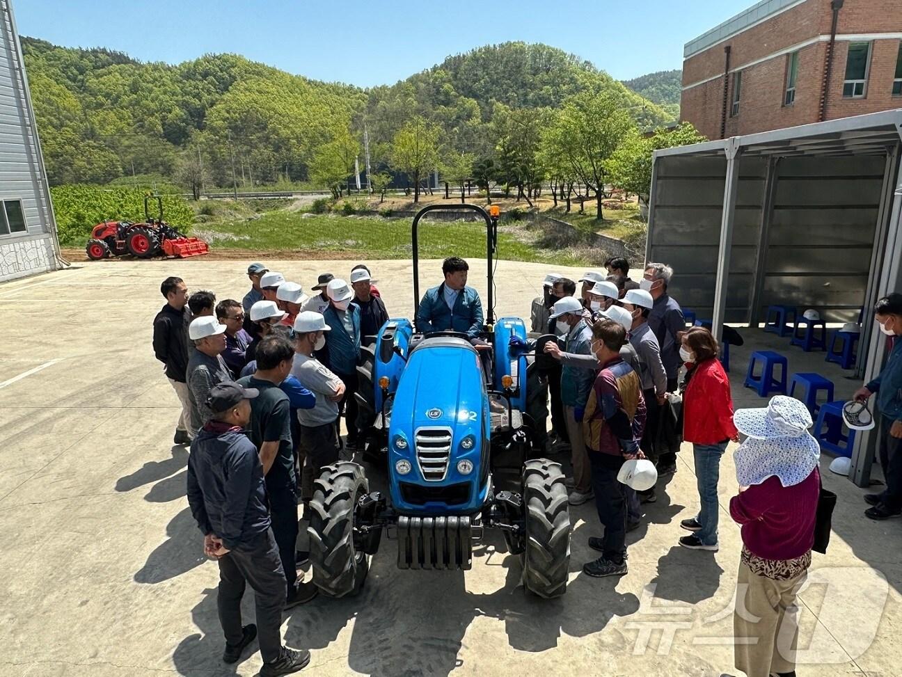 본문 이미지 - 의성 농업인들이 농기계 안전교육을 듣고 있다(의성군 제공)2025.2.7/뉴스1