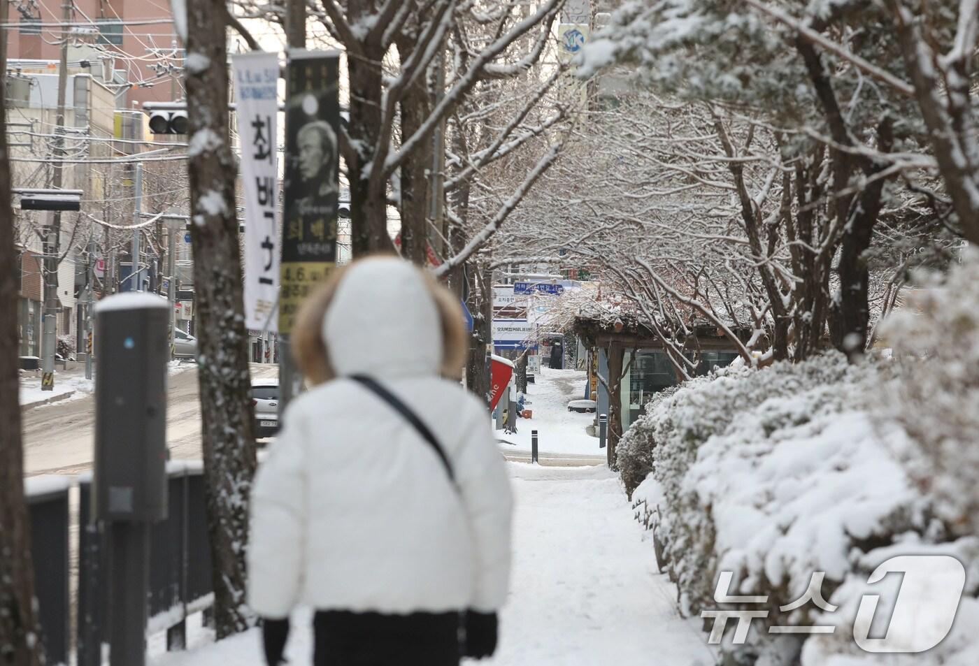 대설특보가 내려진 7일 오전 광주 북구 오치동에서 한 시민이 중무장한 채 출근에 나서고 있다.2025.2.7/뉴스1 ⓒ News1 박지현 기자