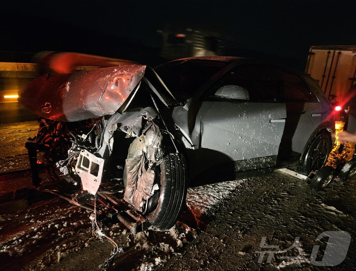 본문 이미지 - 예산 광시면 익산평택고속도로 교통사고 현장. (예산소방서 제공) / 뉴스1