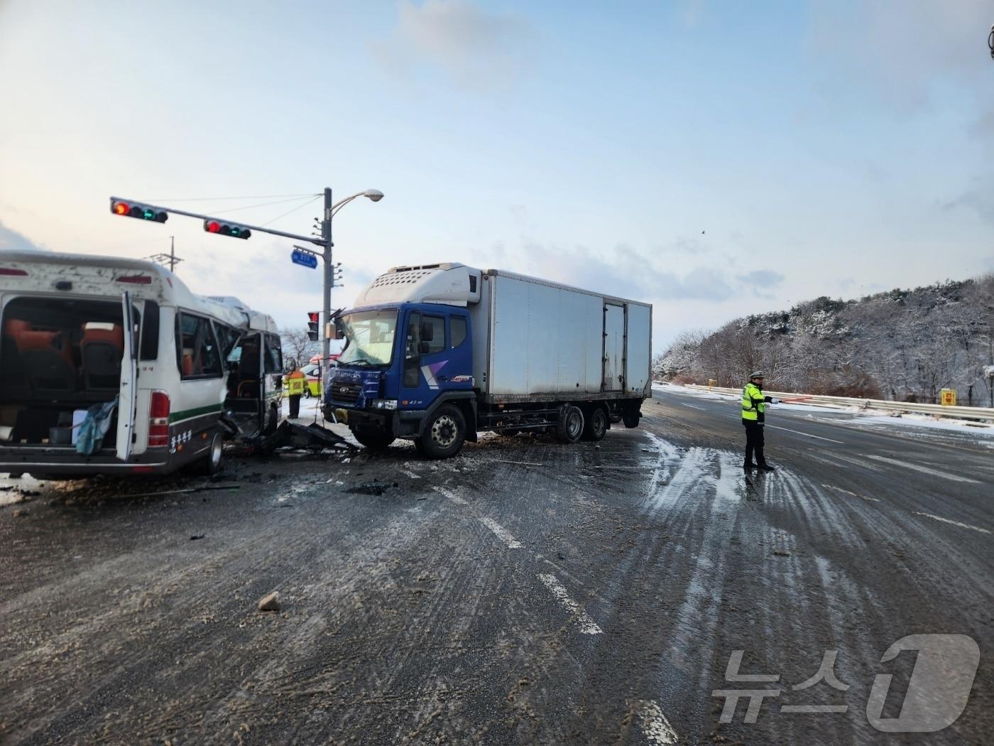 본문 이미지 - 7일 오전 7시 13분께 군산시 서수면 한 교차로에서 발생한 통근버스와 화물차 추돌 현장. (독자 제공) /뉴스1