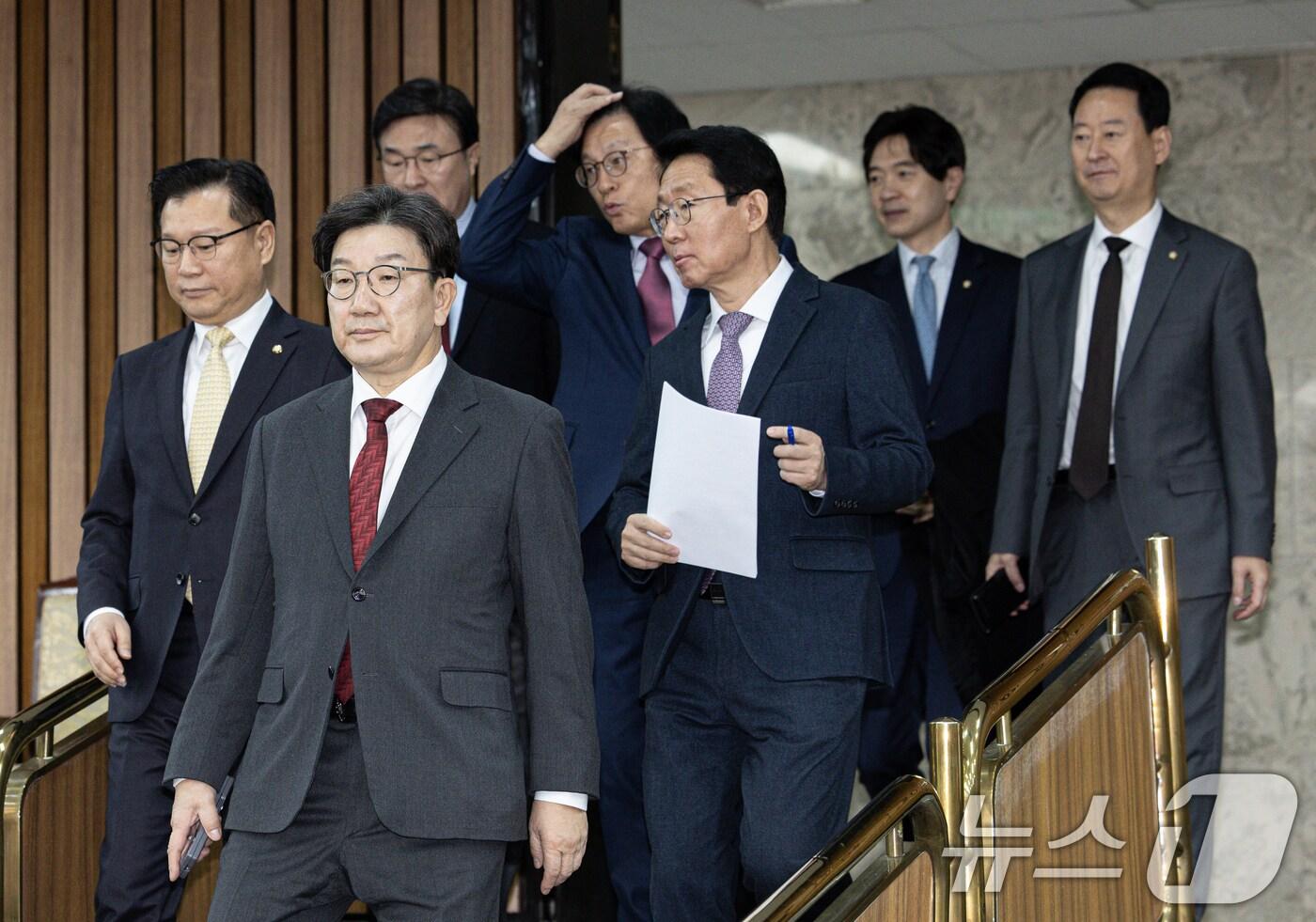 본문 이미지 - 권성동 국민의힘 원내대표가 7일 오전 서울 여의도 국회에서 열린 원내대책회의에 참석하고 있다. 2025.2.7/뉴스1 ⓒ News1 이재명 기자