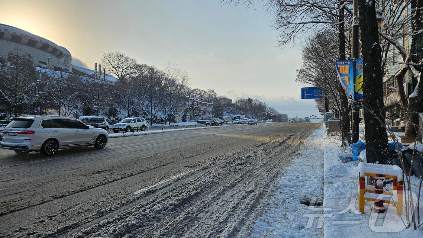 본문 이미지 - 전날 밤부터 눈이 내린 7일 오전 전북 전주시 완산구 백제대로에서 출근길 차량 모습 ⓒ News1 신준수 기자